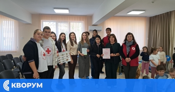 Доброволци от БЧК и СУ "Васил Левски" – Дулово обучаваха малчуганите от ДГ "Мир" за безопасно движение по пътищата