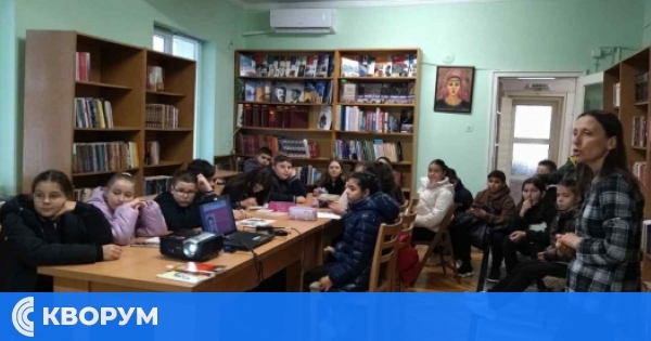 Ученици от СУ "Васил Левски" посетиха библиотеката в Дулово за урок, посветен на поета Стефан Калев