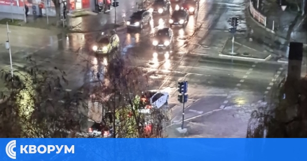 Натоварен трафик и хаос: Авария на светофар затрудни движението при "Старата автогара" тази вечер