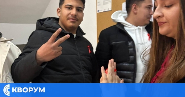 Червени лентички на реверите: Ученици от ПГООТ – Дулово отбелязаха Световния ден за борба със СПИН