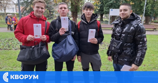 "Незнанието е риск": Ученици от СУ "Дръстър" отбелязаха Световния ден за борба със СПИН с информационна кампания