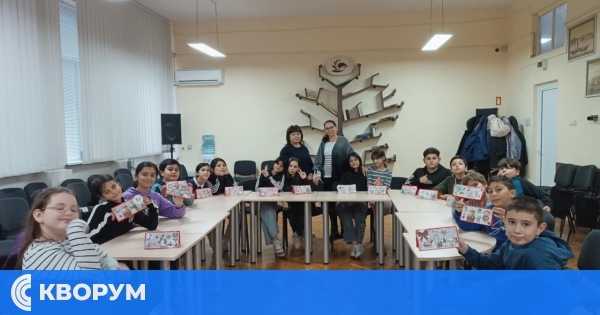 Старт на коледната магия в библиотеката: Четвъртокласници изработиха картички с кауза в Детския отдел