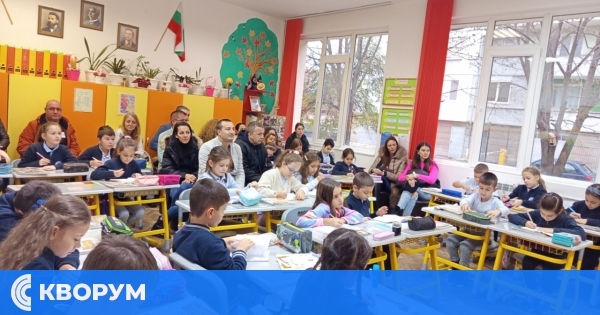 "Her eyes are blue": Второкласници и родители учиха английски заедно в ОУ "Иван Вазов"