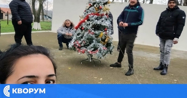 Коледният дух пристигна в село Средище: Украсиха празничната елха в центъра