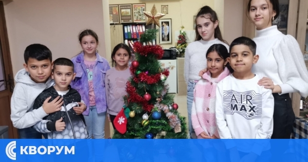 Коледна магия в с. Средище: Децата от "Шарена черга" запалиха искрите на доброто