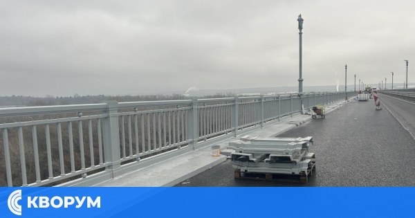 Монтирани са парапетът и стълбовете за осветление на Дунав мост при Русе