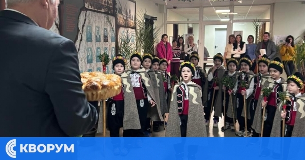 Малките коледари от ДГ "Роза" 2 внесоха празничен дух в Община Силистра