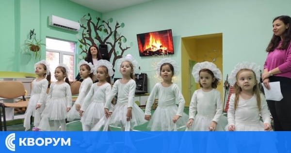 Малките "снежинки" от ДГ "Радост" подариха коледна магия на децата от ЦСОП – Силистра