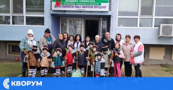 Коледари от ДГ "Мир" внесоха празнична светлина в Дома за стари хора в Айдемир