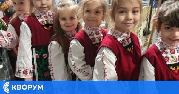 Коледуване със сърце: възпитаници на ДГ "Радост" поздравиха "Тукай" и "Амброзия"
