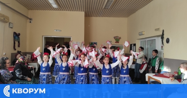 Детски усмивки и фолклорен дух донесоха коледна топлина в дома в Айдемир