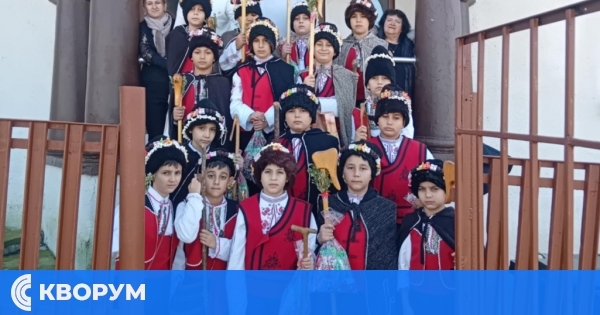 Коледарска магия изпълни читалището в Средище
