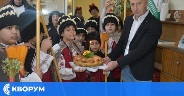 Коледари от училищата в Средище внесоха празнично настроение в Кметството