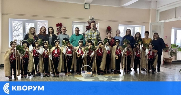 Коледари изпълниха Общинската администрация в Тутракан с празничен дух