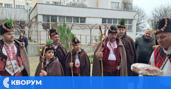 Коледарска дружина от Айдемир с празнична програма в Дома за стари хора в "Деленките"