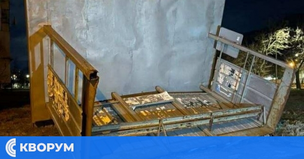 Силен вятър обърна спирки и прекърши дървета във Враца