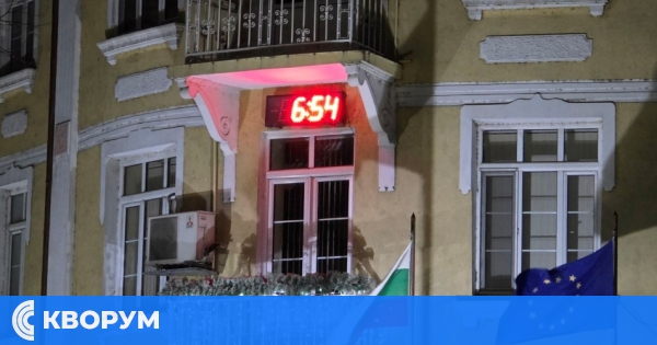 Електронният часовник на Областната администрация в Силистра още показва старото време