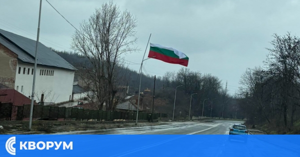 Граждани сигнализират за опасно наклонено знаме на пътя Силистра – Калипетрово
