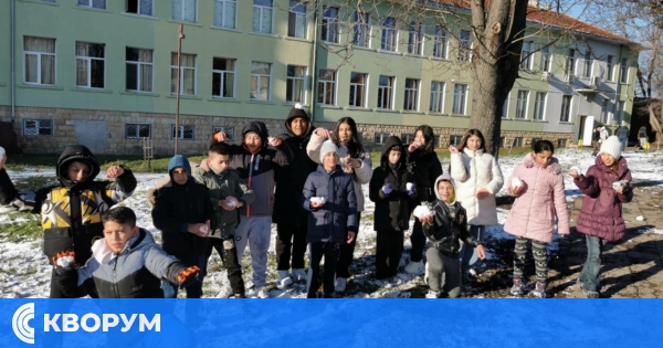 Зимна приказка в училищния двор: ученици от Средище се радваха на снега