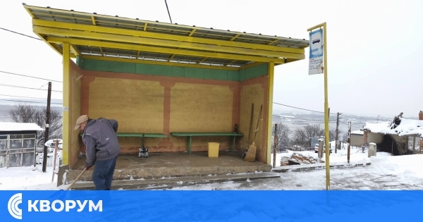 Добрият пример от Тутракан: 75-годишен мъж почиства автобусна спирка от сняг