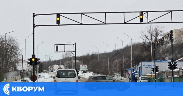 Светофарът на кръстовището до "Енергото" в Силистра преминава в авариен режим заради зимната обстановка