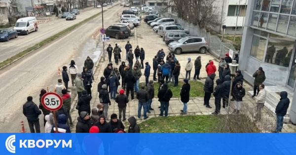Граждански протест срещу високите сметки за ток пред офиса на ЕНЕРГО-ПРО в Силистра