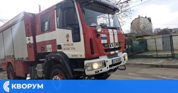 Огнеборци спасиха два автомобила в Дулово след пожар в контейнер