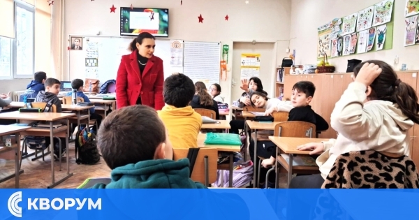 Инспекторът в Детска педагогическа стая с превантивна програма в силистренските училища