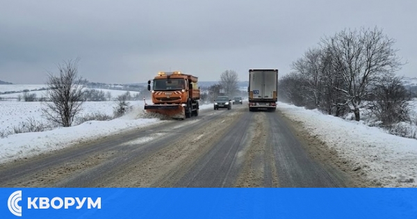 След тежка нощ: 15 снегорина чистят областта, няма ограничения за камиони
