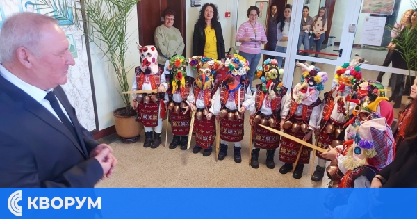 Кукерски звън и народни наричания във фоайето на общинската администрация