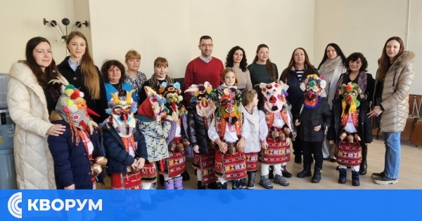 Малките кукери от ДГ "Иглика" внесоха празничен дух в МБАЛ – Силистра