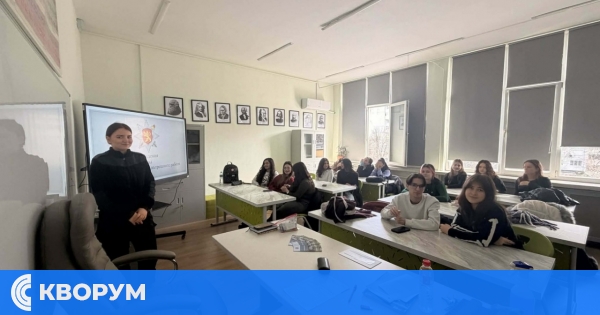 Курсант по пожарна безопасност представя възможностите за обучение в Академията на МВР пред силистренски гимназисти