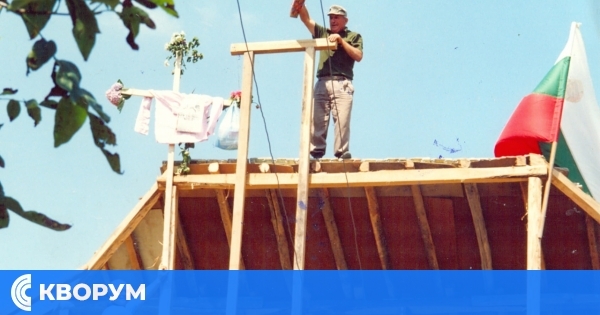 Жива традиция в село Ветрен: Майсторски благословии от билото на покрива