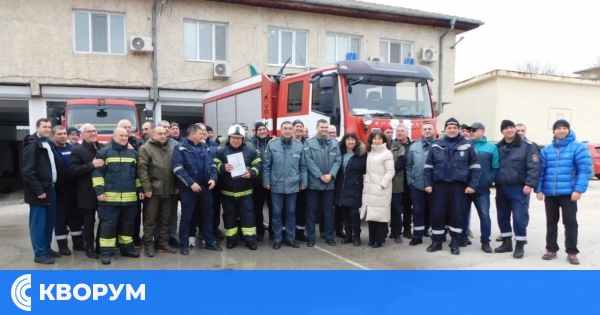 Под водни струи силистренските огнеборци изпратиха в заслужен отдих колегата си Георги Гебешев