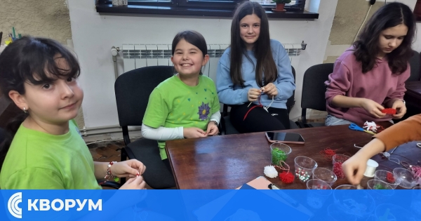 Малки творци от Тутракан подариха мартеници на общинската администрация