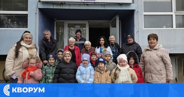 Малчугани донесоха празничен дух на възрастните хора