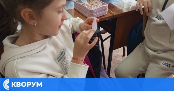Второкласници от СУ "Никола Й. Вапцаров" зарадваха първокласниците за Баба Марта