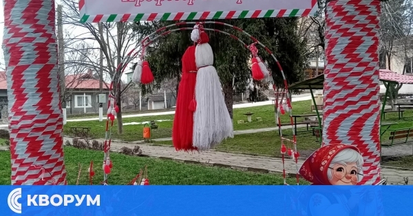 Празнично настроение: Паркът в село Професор Иширково светна в бяло и червено
