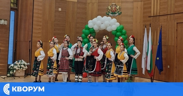 Детска фолклорна група "Славейче" развълнува публиката в Дулово на празничния концерт за 3 март