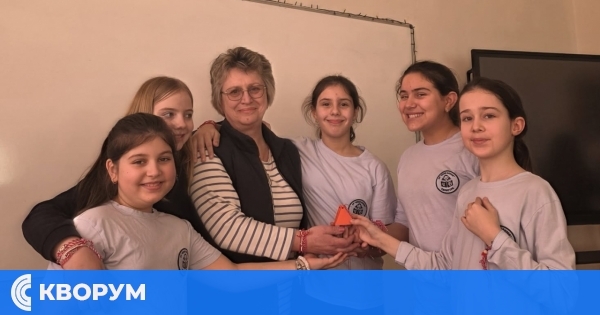 Петокласници от ОУ "Иван Вазов" зарадваха първокласници с ръчно изработени мартеници