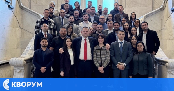 Младежи от област Силистра посетиха парламента по покана на лидера на ДПС Делян Пеевски