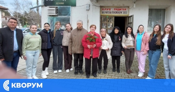Ученици от Дулово поздравиха учители пенсионери за 8 март