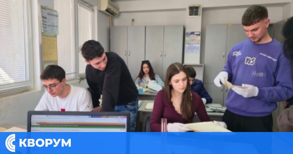Ученици от Спортно училище "Дръстър" посетиха Държавен архив – Силистра