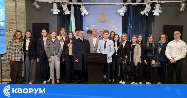 Ученици от ПМГ "Св. Климент Охридски" – Силистра посетиха Народното събрание