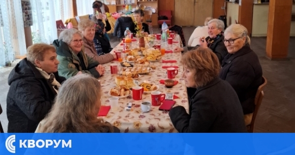 С аромат на домашни сладки и чай посрещнаха пролетта в село Попина