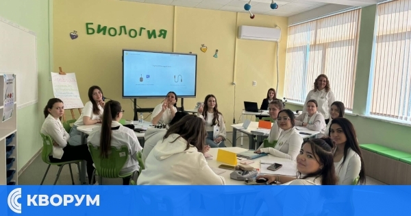 Ученици от ПГПТ "Евлогий Георгиев" изследваха микросвета в открит урок по биология и микробиология