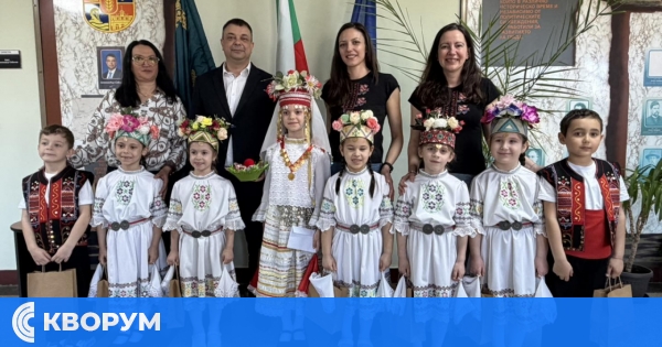 Лазарки огласиха сградата на Община Силистра