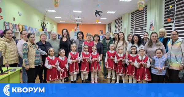 Малки лазарки донесоха празничен дух в Регионалната библиотека в Силистра
