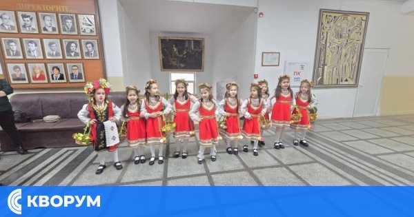 Ученици и малки лазарки донесоха пролетно настроение в училище в Дулово