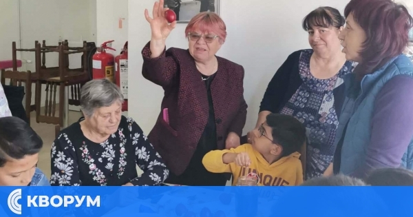 Среща на поколенията в Средище: деца и възрастни боядисваха великденски яйца заедно
